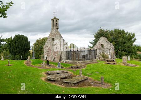 Eassie Old Church è una chiesa parrocchiale in rovina del XIII secolo situata vicino al villaggio di Eassie ad Angus, in Scozia Foto Stock