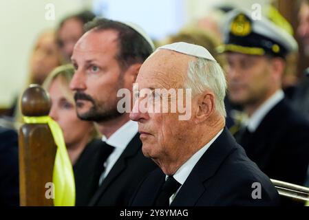 Oslo 20241007. Il re norvegese Harald e il principe ereditario Haakon sono presenti a una commemorazione nella sinagoga di Oslo in occasione dell'anniversario degli attentati terroristici in Israele il 7 ottobre 2023. È presente anche il presidente Storting Masud Gharahkhani. Foto: Terje Pedersen / NTB / PISCINA Foto Stock