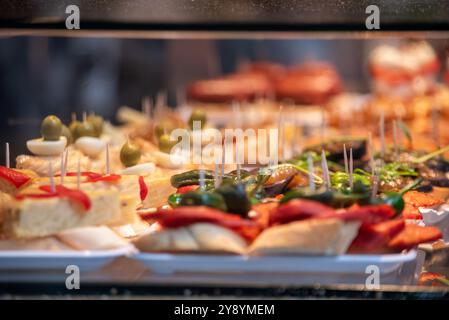 Deliziose tapas nel mercato di Bolhao a Porto, Portogallo Foto Stock