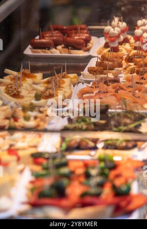 Deliziose tapas nel mercato di Bolhao a Porto, Portogallo Foto Stock