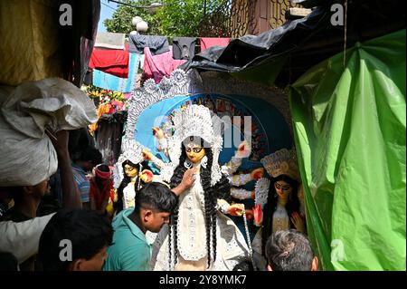 Il bellissimo idolo della dea indù devi Durga pronto per il famoso festival Durga Puja del Bengala a Kumartuli a Kolkata. Foto Stock