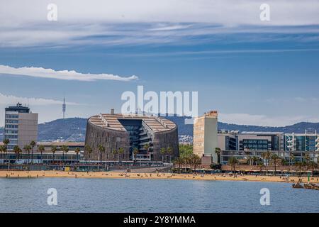 Vista dal mare con il Centro per la regolamentazione genomica, CRG , istituto internazionale di ricerca biomedica, Barcellona, Spagna Foto Stock