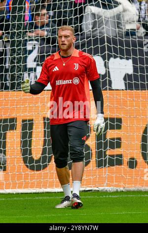 Torino, Italia. 6 ottobre 2024. Il portiere Michele di Gregorio della Juventus durante la partita di serie A 2024/25 tra Juventus e Cagliari allo stadio Allianz. Punteggio finale: Juventus 1: 1 Cagiari. Credito: SOPA Images Limited/Alamy Live News Foto Stock