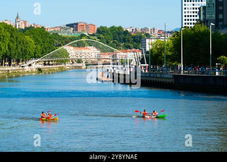Il ponte bianco sul fiume Nervion, Bilbao, Spagna, progettato da Santiago Calatrava. Foto Stock