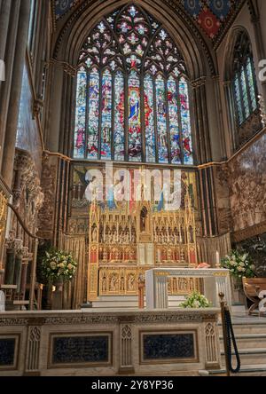 Santuario e altare nella chiesa cristiana cattolica dell'Immacolata Concezione gestita dai sacerdoti gesuiti, Farm Street, Mayfair, Londra, Inghilterra. Foto Stock