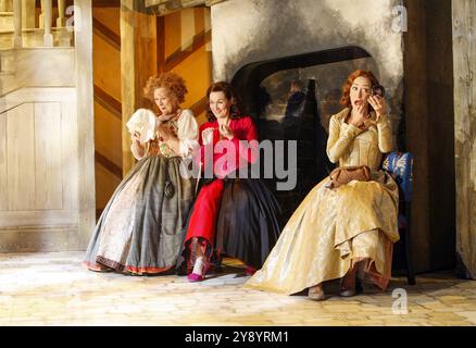 l-r: Judi Dench (Mistress quickly), Alexandra Gilbreath (Mistress Ford), Haydn Gwynne (Mistress Page) in MERRY WIVES - IL MUSICAL alla Royal Shakespeare Company (RSC), Royal Shakespeare Theatre, Stratford-upon-Avon, Inghilterra 12/12/2006 basato sull'opera teatrale di Shakespeare adattata e diretta da Gregory Doran musica: Paul Englishby testi: Ranjit Bolt design: Stephen Brimson Lewis Foto Stock