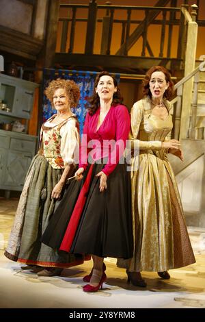 l-r: Judi Dench (Mistress quickly), Alexandra Gilbreath (Mistress Ford), Haydn Gwynne (Mistress Page) in MERRY WIVES - IL MUSICAL alla Royal Shakespeare Company (RSC), Royal Shakespeare Theatre, Stratford-upon-Avon, Inghilterra 12/12/2006 basato sull'opera teatrale di Shakespeare adattata e diretta da Gregory Doran musica: Paul Englishby testi: Ranjit Bolt design: Stephen Brimson Lewis Foto Stock