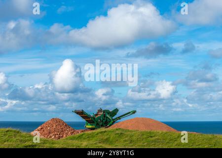 Macchina per frantumare le rocce di arenaria rossa dell'isola di Helgoland, del Mare del Nord, dello Schleswig-Holstein, del distretto di Pinneberg, Germania del Nord Foto Stock