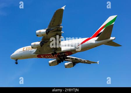 Vienna, Austria - 13 aprile 2024: Aereo passeggeri Emirates Airbus A380 in aeroporto. Aviazione e aerei. Trasporto aereo e viaggi. Volare e volare. Foto Stock