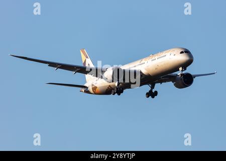 Vienna, Austria - 23 giugno 2024: Etihad Airways Boeing 787-10 Dreamliner aereo passeggeri in aeroporto. Aviazione e aerei. Trasporto aereo e viaggi. Foto Stock