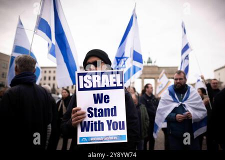 Israel Solidarity Demonstration Deu, Deutschland, Germania, Berlino, 06.10.2024 Demonstranten mit Schild Israel We Stand With You und Fahnen von Israel anlaesslich der Kundgebung und Demonstration von einem breiten Buendnis unter dem motto Gemeinsam Gegen Das Verbrechen der Hamas an Israel und Palaestinenser fuer fuer die Freilassung der Geisel und Geisel und das Enschass Herrsaft Hamas Israel und Herrsass Hamas Hamas Israel und Herrsassung und Herrass in Israel und Herrsfuer Herrsassung der Herrass. Jahrestag nach den toedlichen Terror von Hamas aus Gaza nach Israele 7. Oktober vor dem Brandenburger Tor a Berlin Deutsch Foto Stock