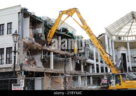 Falkirk, Scozia, settembre 2024: Demolizione del Callendar Square Shopping Centre, il sito pulito sarà utilizzato per un nuovo teatro/sala concerti Foto Stock