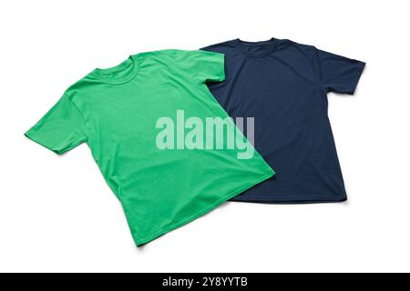 Due camicie piatte verdi e blu su sfondo bianco Foto Stock