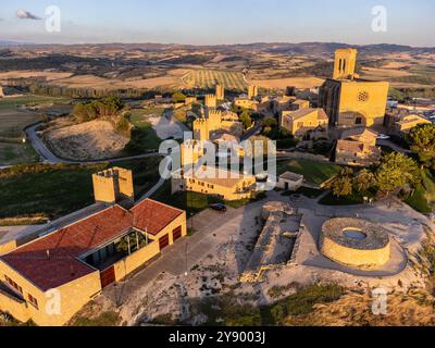 Torri del Cerco de Artajona e chiesa di San Pedro, Artajona (Artaxoa) Merindad de Olite, Comunità Forale di Navarra, Spagna Foto Stock