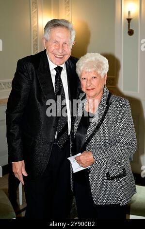 Otfried Laur mit Ehefrau reni bei der Gala der Europäischen Kulturwerkstatt EKW Ein Lied geht um die Welt und der Verleihung des Prinz von Preußen Preises 2024 an Armin Mueller-Stahl im Konzerthaus am Gendarmenmarkt. Berlino, 06.10.2024 *** Otfried Laur con la moglie reni al gala del Workshop culturale europeo EKW Ein Lied geht um die Welt e la presentazione del Premio Principe di Prussia 2024 ad Armin Mueller Stahl al Konzerthaus am Gendarmenmarkt Berlin, 06 10 2024 foto:XM.xWehnertx/xFuturexImagex gala konzerthaus 4161 Foto Stock