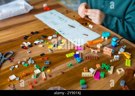 repubblica Ceca, Krecovice - 31 dicembre 2023: Elementary boy assembla LEGO Minecraft Set Foto Stock