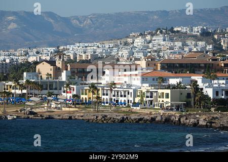 Vista verso il villaggio turistico di Kefalos Beach e la spiaggia di Kefalos, Paphos, Cipro Foto Stock