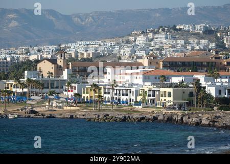 Vista verso il villaggio turistico di Kefalos Beach e la spiaggia di Kefalos, Paphos, Cipro Foto Stock