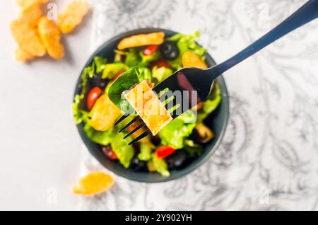 Insalata con rucola, pomodori e pezzi di halloumi fritti. Cibo equilibrato e sano. Foto Stock