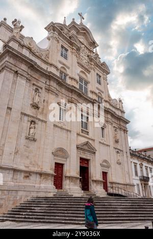 Portale della nuova Cattedrale del Santo nome di Gesù a Coimbra, Portogallo Foto Stock