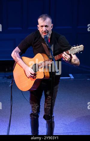 Jon Gomm si esibisce all'Acapela, Pentyrch, ottobre 2024 Foto Stock