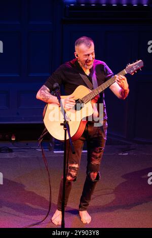 Jon Gomm si esibisce all'Acapela, Pentyrch, ottobre 2024 Foto Stock