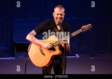 Jon Gomm si esibisce all'Acapela, Pentyrch, ottobre 2024 Foto Stock