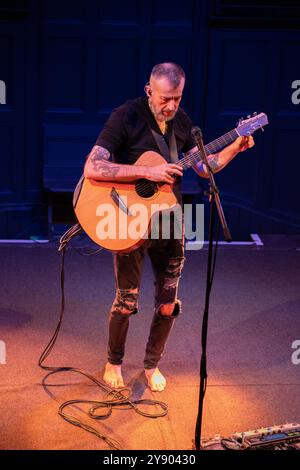 Jon Gomm si esibisce all'Acapela, Pentyrch, ottobre 2024 Foto Stock