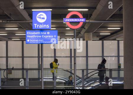 Terminal 2 Aeroporto di Heathrow, Borough of Hillingdon, Londra, Inghilterra, Regno Unito Foto Stock