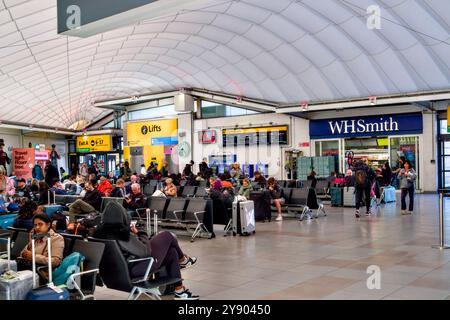 Stazione centrale degli autobus, Aeroporto di Heathrow, Borough of Hillingdon, Londra, Inghilterra, REGNO UNITO Foto Stock