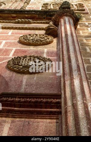I dettagli della facciata di un vecchio ex convento a Puebla, in Messico. Foto Stock