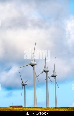 Turbine eoliche della Garth Wind Farm a Snevlabreck, a nord di Gutcher on Yell, Isole Shetland. Foto Stock