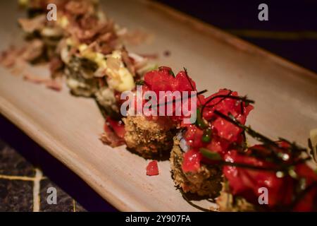 Sushi roll assortiti nel ristorante giapponese Foto Stock