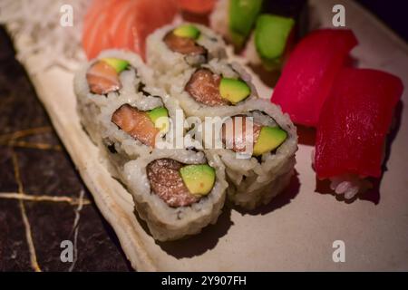 Nigiri assortiti e sushi roll nel ristorante Sushi Foto Stock