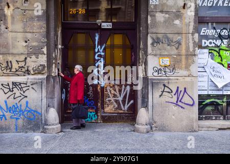 Donna che chiama l'interfono a Budapest Foto Stock