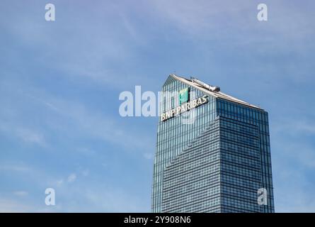 Una foto della Torre dei Diamanti, sede della compagnia BNP Paribas di Milano. Foto Stock