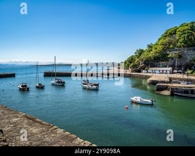 L'ingresso al porto di Dysart a Fife, in Scozia, in una mattina di primavera, con barche da lavoro e da diporto ormeggiate. Foto Stock