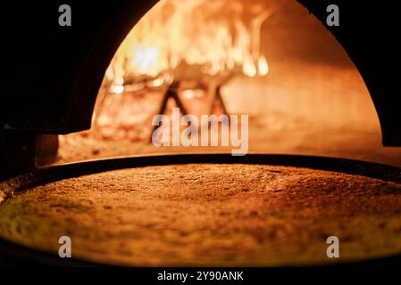 La farinata, tipica ricetta italiana del forno a legna a base di farina di ceci molto comune anche nel sud della francia. Foto Stock