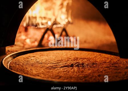 La farinata, tipica ricetta italiana del forno a legna a base di farina di ceci molto comune anche nel sud della francia. Foto Stock