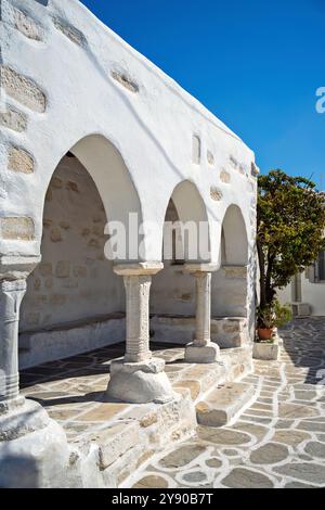 Architettura tradizionale delle Cicladi con eleganti archi e colonne in pietra nella pittoresca città di Parikia, nell'isola di Paros, Grecia, Europa. Foto Stock