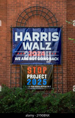 Uno striscione per le elezioni presidenziali del 2024 per i democratici Kamala Harris e Tim Walz con lo slogan "non torneremo indietro". Sotto il divieto di Harris-Walz Foto Stock