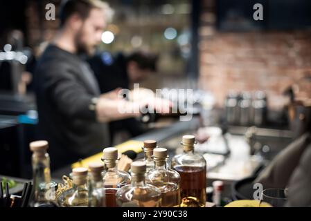 Il barista versa vino frizzante in un cocktail bar la sera. Foto Stock