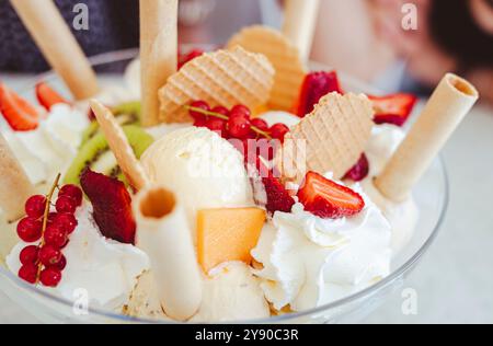 Enorme tazza di gelato di due chili di gelato. Foto Stock