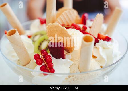 Enorme tazza di gelato di due chili di gelato. Foto Stock