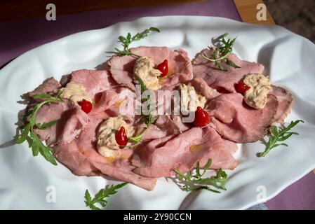 Il vitello con salsa di tonno, "vitello Tonnato", è uno degli antipasti più famosi della cucina piemontese. Foto Stock