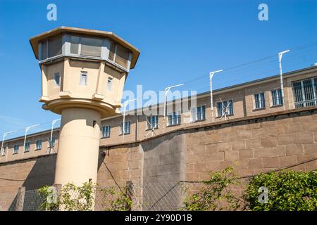 Berlino, Germania 2 giugno 2009. Torre di Guardia della Stasi, ex prigione dietro una recinzione, ora nota come Memoriale di Berlino Hohenschönhausen Foto Stock