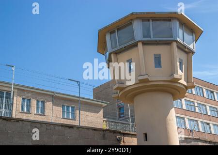 Berlino, Germania 2 giugno 2009. Torre di Guardia e muro dell'ex prigione della Stasi (Haftanstalt) sullo sfondo. Foto Stock