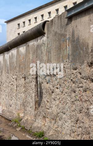 Resti del muro originale di Berlino. Dettaglio di vecchie pareti in cemento senza graffiti. Foto Stock