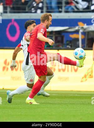 Harry Kane, FCB 9 gareggiano per il pallone, tackle, duello, colpo di testa, zweikampf, azione, lotta contro Omar Khaled Marmoush, fra 7 nella partita EINTRACHT FRANKFURT - FC BAYERN MUENCHEN 3-3 il 6 ottobre 2024 a Francoforte, Germania. Stagione 2024/2025, 1.Bundesliga, FCB, München, giorno 6, 6.Spieltag fotografo: Peter Schatz - LE NORMATIVE DFL VIETANO QUALSIASI USO DI FOTOGRAFIE come SEQUENZE DI IMMAGINI e/o QUASI-VIDEO - Foto Stock