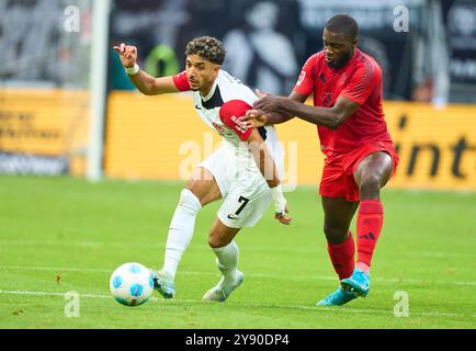 Omar Khaled Marmoush, fra 7 competono per il pallone, tackle, duello, colpo di testa, zweikampf, azione, lotta contro Dayot Upamecano , FCB 2 nella partita EINTRACHT FRANKFURT - FC BAYERN MUENCHEN 3-3 il 6 ottobre 2024 a Francoforte, Germania. Stagione 2024/2025, 1.Bundesliga, FCB, München, giorno 6, 6.Spieltag fotografo: Peter Schatz - LE NORMATIVE DFL VIETANO QUALSIASI USO DI FOTOGRAFIE come SEQUENZE DI IMMAGINI e/o QUASI-VIDEO - Foto Stock